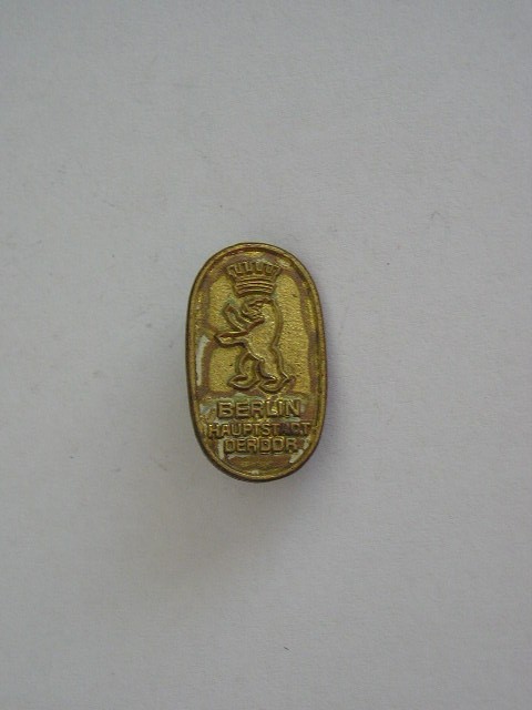 QW9 N8 13 - insigna - tematica simbolistica - Ursul bavarez - Berlin - DDR