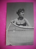 HOPCT 169 C IN CANOE INDIAN PE MALUL APEI - FEMEIE -FOTOGRAFIE VECHE TIP CP
