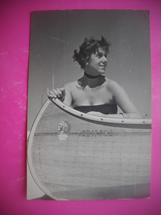 HOPCT 169 C IN CANOE INDIAN PE MALUL APEI - FEMEIE -FOTOGRAFIE VECHE TIP CP