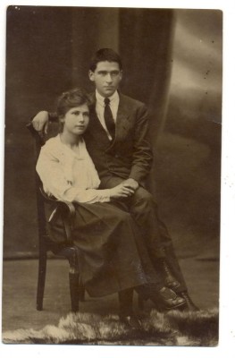 AD 1578 C.P.VECHE- SOTI IN TINUTA DE EPOCA foto