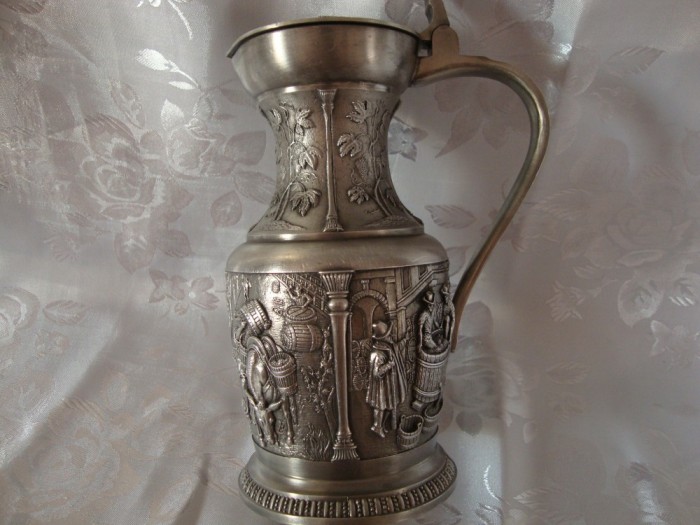 HALBA / CARAFA CU MODEL IN RELEIF DIN ZINC