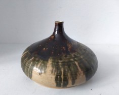 Vas ceramic bulbos semnat, glazură artistică &icirc;n tonuri păm&acirc;ntii, piesă unicat, ceramică decorativă vintage