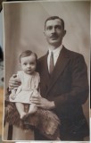 Fotografie tip carte postala, necirculata, barbat si fetita, perioada interbelica