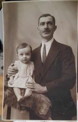 Fotografie tip carte postala, necirculata, barbat si fetita, perioada interbelica foto