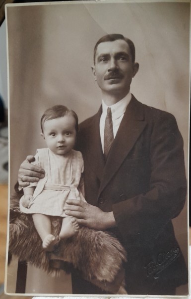 Fotografie tip carte postala, necirculata, barbat si fetita, perioada interbelica