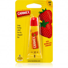 Carmex Strawberry balsam de buze într-un tub SPF 15 10 g