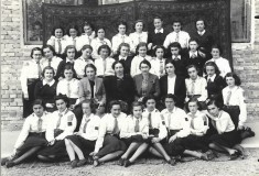 A3683N Eleve &icirc;n uniformă Straja Țării și profesoare de la Liceul Oltea Doamna, 1939, Cernăuți