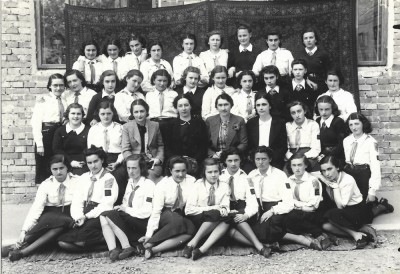 A3683N Eleve &amp;icirc;n uniformă Straja Țării și profesoare de la Liceul Oltea Doamna, 1939, Cernăuți foto
