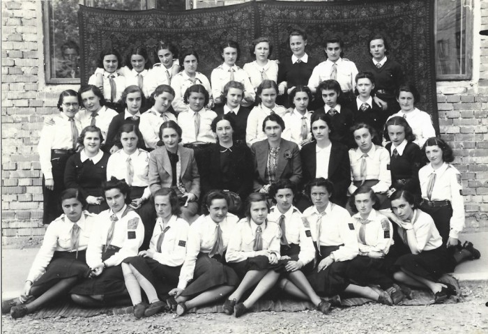 A3683N Eleve &icirc;n uniformă Straja Țării și profesoare de la Liceul Oltea Doamna, 1939, Cernăuți