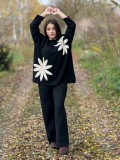 Compleu dama negru tricotat cu aplicatii flori crosetate pe bluza