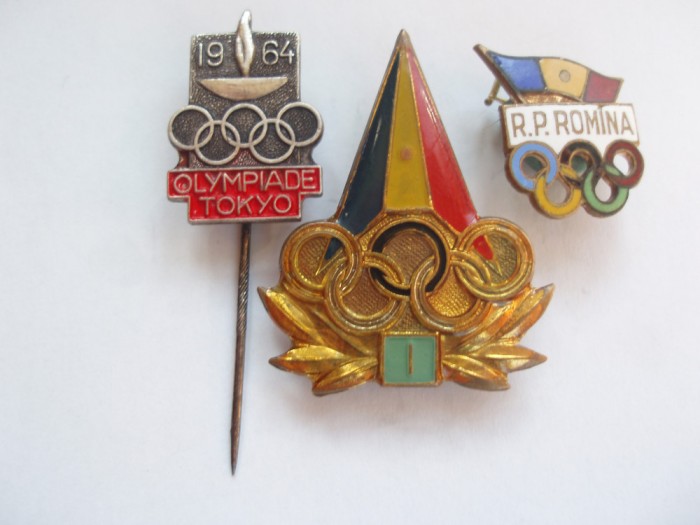 Broche vintage type badge circa 1970 portraits de jeune fille sur plastique