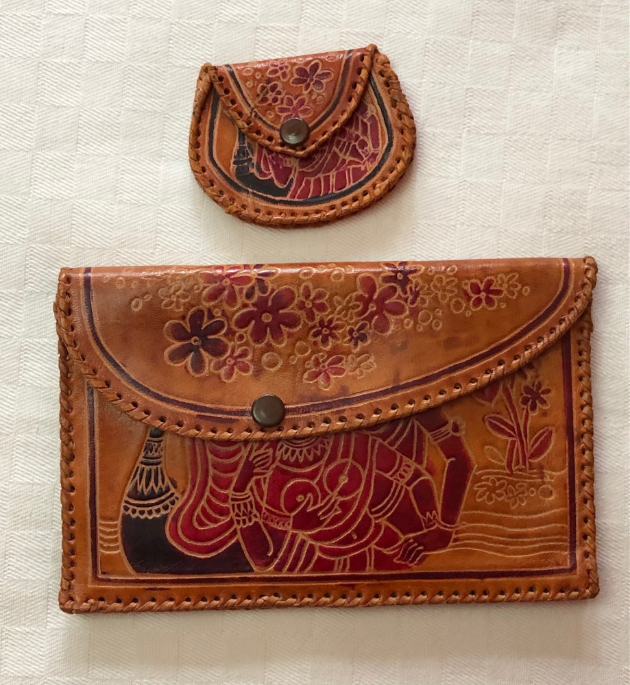 Doua portofele de dama din piele naturala decoratiuni grecesti, Coniac,  Portofel | Okazii.ro