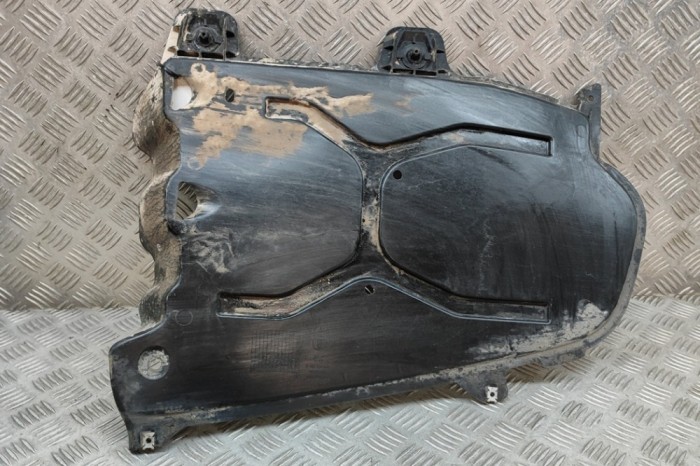 Scut motor dreapta spate SKODA OCTAVIA III Combi 5E5 2018 OEM: 5E0825206G 21889065