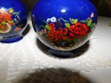 2 vaze portelan cobalt pictat manual , mici, pentru flori de primavara sau decor