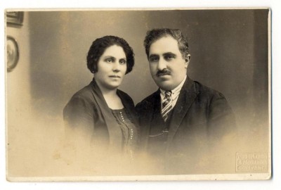 AD 1526 C.P.VECHE -SOTI IN TINUTA DE EPOCA-TECHIRGHIOL 1929-SPRE ANTIE MAGIARIAN foto