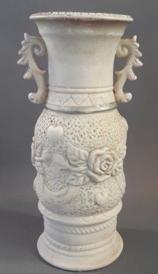 Vaza veche din ceramica italiana, sculptata in relief foto