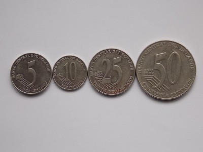 LOT 4 MONEDE DIFERITE ECUADOR 2000 foto