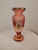 Vază vintage din cristal roz cu decor floral pictat manual și accente aurii &ndash; 21 cm