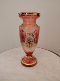 Vază vintage din cristal roz cu decor floral pictat manual și accente aurii &ndash; 21 cm