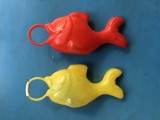 Cumpara ieftin 2 JUCARII IN FORMA DE PESTE DIN JOCUL MICUL PESCAR (1982)