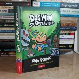 DAV PILKEY - DOG MAN SE DEZLANTUIE ( MINI GRAFIC ) , ARTHUR , 2022 (CARTONATA) #