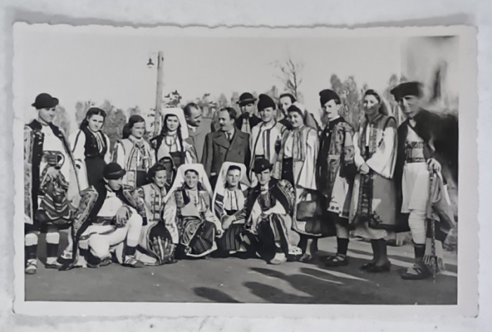 ANSAMBLUL DE DANSURI &#039; ALUNELUL &#039; , FOTOGRAFIE FORMAT CARTE POSTALA , ANII &#039; 40 - &#039; 50