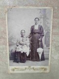 FOTOGRAFIE, PORTRET - 3 GENERATII: BUNICA, MAMA SI NEPOTICA. SFARSITUL SEC. XIX - INCEPUTUL SEC.XX. 49-238023