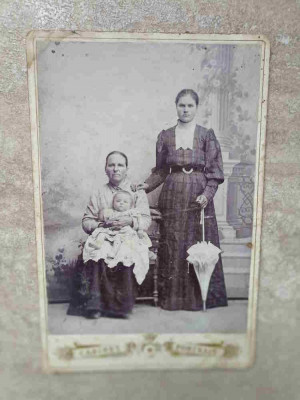 FOTOGRAFIE, PORTRET - 3 GENERATII: BUNICA, MAMA SI NEPOTICA. SFARSITUL SEC. XIX - INCEPUTUL SEC.XX. 49-238023 foto