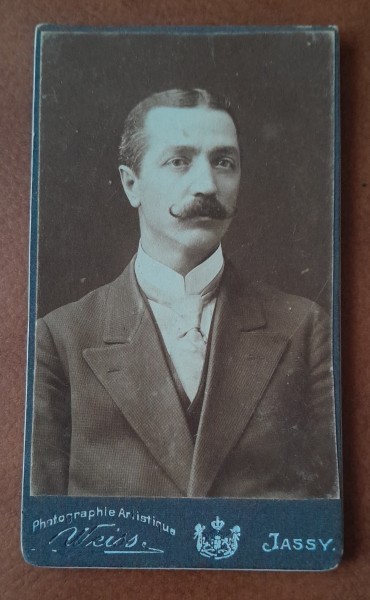 Fotografie tip CDV, barbat cu mustata, Constantin M. Gherghina, sfarsit de secol XIX