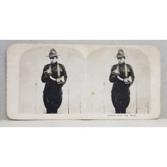 SOLDAT AMERICAN CU MASCA DE GAZE , FOTOGRAFIE STEREOSCOPICA , MONCROMA, PE CARTON , PRIMUL RAZBOI MONDIAL