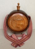 Plosca decorativa de vin, din lemn de esenta tare, sculptata manual, produsa in Iugoslavia in anii 70