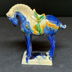 Statuetă din ceramică &ndash; cal decorativ albastru cu șa verde, China