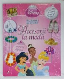 ACCESORII LA MODA , IN ATELIERUL PRINTESELOR , SERIA &#039; DISNEY PRINTESE &#039; , 2014 , PREZINTA DESENE CU MARKERUL PE COPERTA INTERIOARA