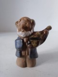 Figurinca ceramica, miniatura, violonist, barbat cu vioara, lucrata manual, hand made, 6cm inaltime, partial glazurata