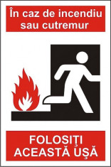 Indicator In caz de incendiu sau cutremur folositi aceasta usa - Semn Protectia Muncii foto