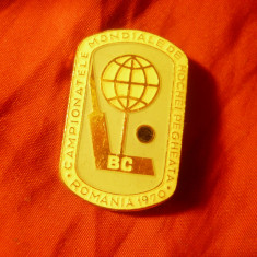 Insigna Campionatele Mondiale Hochei pe gheata 1970 Bucuresti , h=3,5cm ,metal