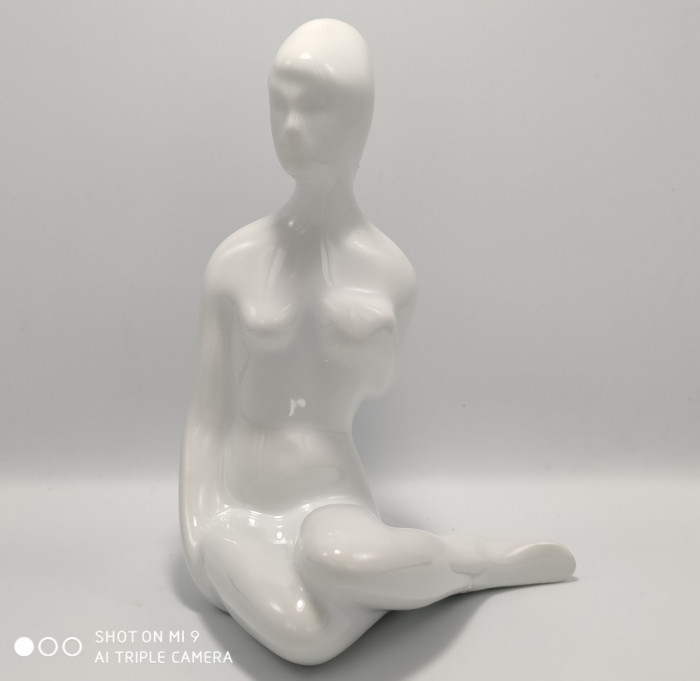Figurina / bibelou porțelan vintage, nud de tanara femeie