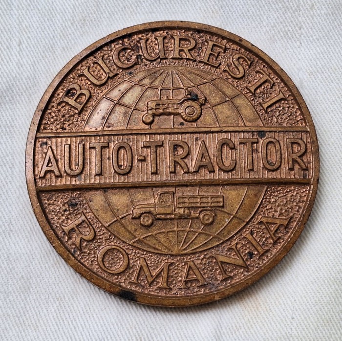 AUTO-TRACTOR Bucuresti Romania medalie anii 1970 - RARA