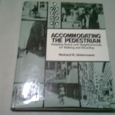 ACCOMMODATING THE PEDESTRIAN. Adapting Towns and Neighborhoods for Walking and Biking - RICHARD K. UNTERMANN (CARTE IN LIMBA ENGLEZA)