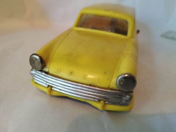 bnk jc Ungaria - Lemez - Opel Caravan - cu frictiune - galben