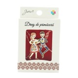 Brosa mica in cutie tineri dansatori