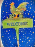 C57-Stativ de fronton casa-Cosos-Bine ati venit vechi anii 1900 Welcome metal colorat-fonta. Cu varf-teapa de infipt in pamant. Stare foarte buna.