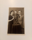 FOTOGRAFIE VECHE - FAMILIE CU COPIL - DATATĂ 1942