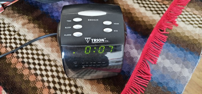 RADIO CU CEAS TRION TR-203 , CITITI DESCRIEREA .