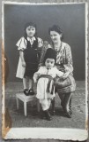 Mama si copii in port national// foto tip CP, Richard Wokrouhlecky Sebes, Alba