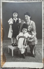 Mama si copii in port national// foto tip CP, Richard Wokrouhlecky Sebes, Alba