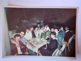 Fotografie dimensiune CP cu grup la Mamaia (județul Constanța) &icirc;n 1985