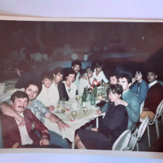 Fotografie dimensiune CP cu grup la Mamaia (județul Constanța) în 1985