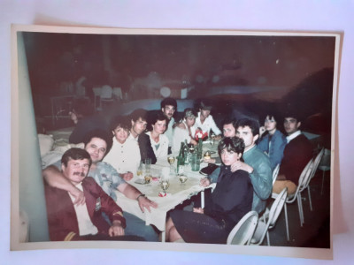 Fotografie dimensiune CP cu grup la Mamaia (județul Constanța) &amp;icirc;n 1985 foto