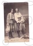 Foto tip CP domnisoare in costume populare, stampila atelier Arad, 1922, stare buna